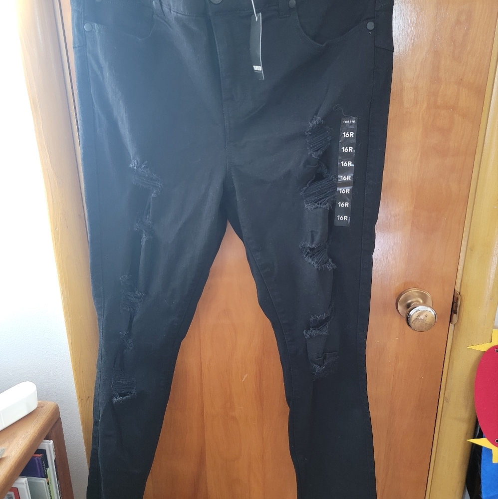 NWT Torrid Bombshell Skinny Black Distressed